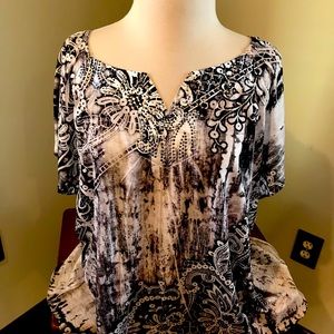 Back and White short sleeve blouse